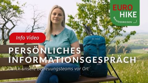 Frau mit blauem Rucksack sitzt auf Bank im Freien. Texteinblendung: Info Video, Persönliches Informationsgespräch. Eurohike Logo sichtbar.