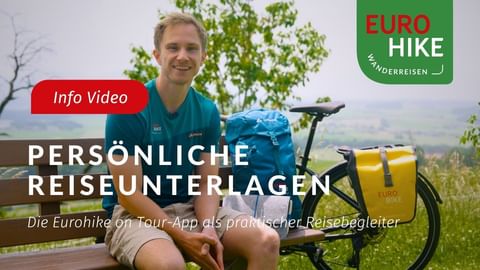 Video-Thumbnail mit Radfahrer in blauem Shirt auf Bank mit Tourenrad und gelben Packtaschen. Text 'Persönliche Reiseunterlagen' mit Eurohike-Logo.