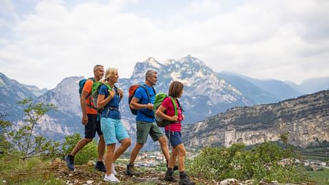 Wanderer genießen die herrliche Wanderrung durch die Dolomiten