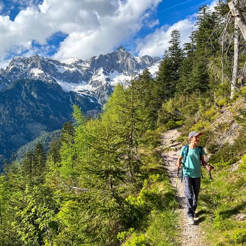 Wanderin mit Bergpanorama im Hintergrund