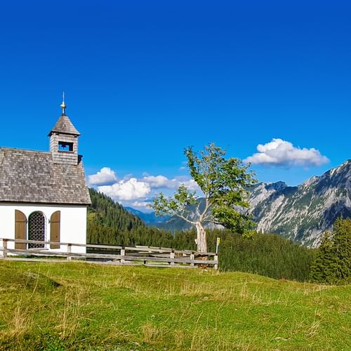 Postalm chapel with a view of the Rinnkogel