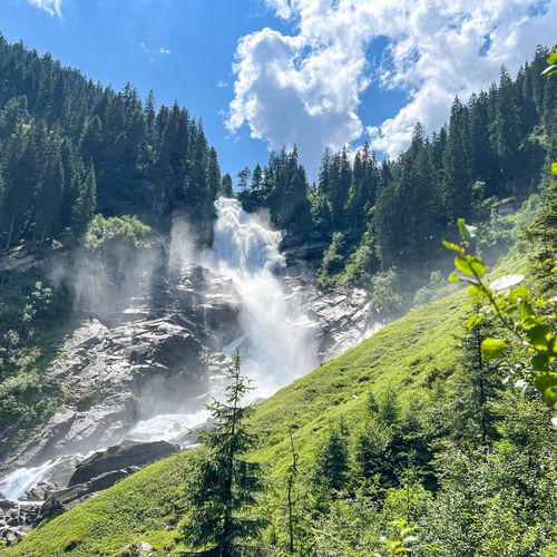 Wasserfall zwischen Bäumen und Gestein