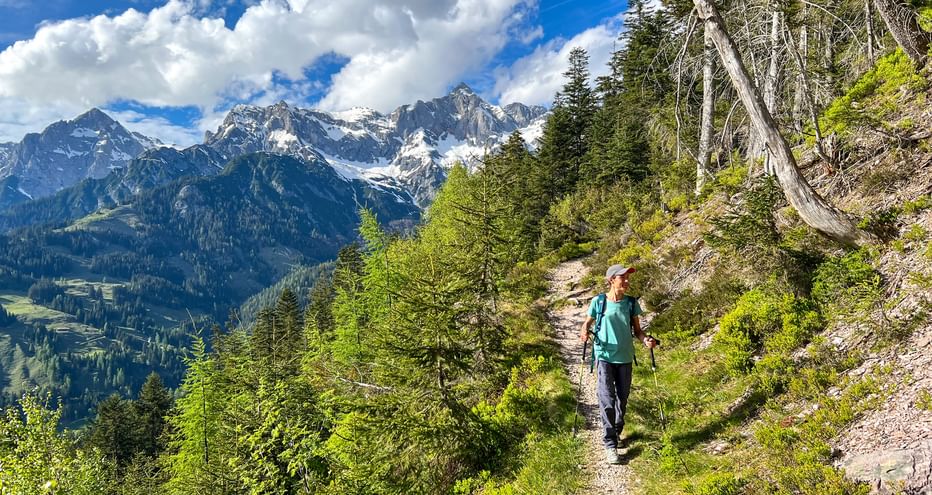 Wanderin mit Bergpanorama im Hintergrund