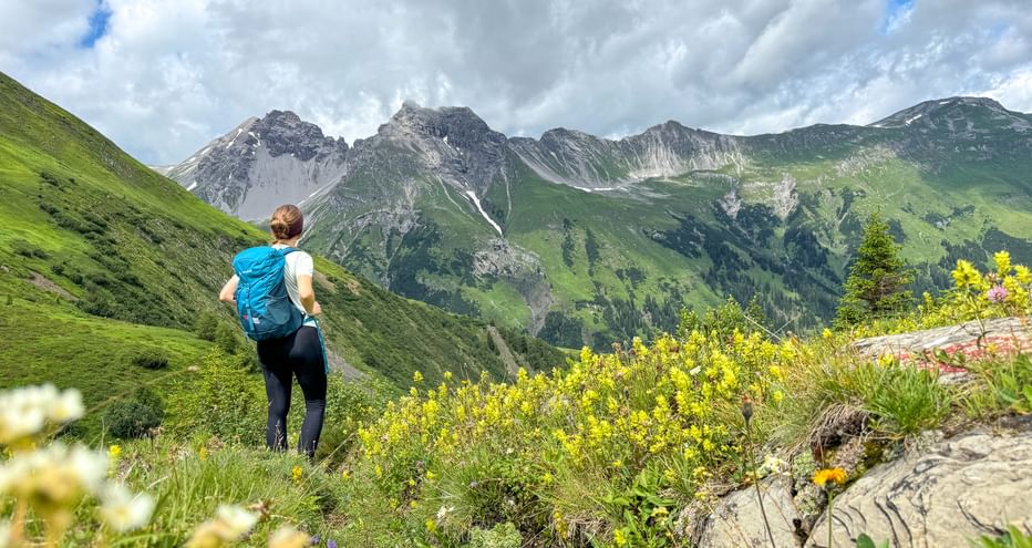Wanderin mit Blick auf das schöne Bergpanorama von Steeg nach Landeck