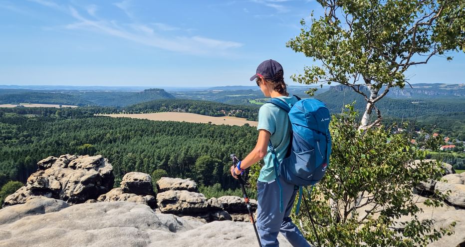 Panoramaausblick vom Wanderpfad ins Tal