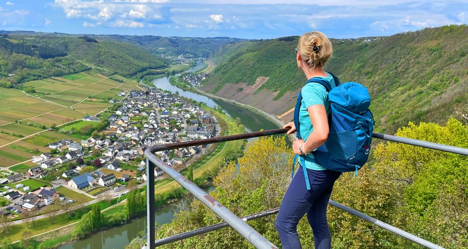 Hiker at the vantage point above the Moselle
