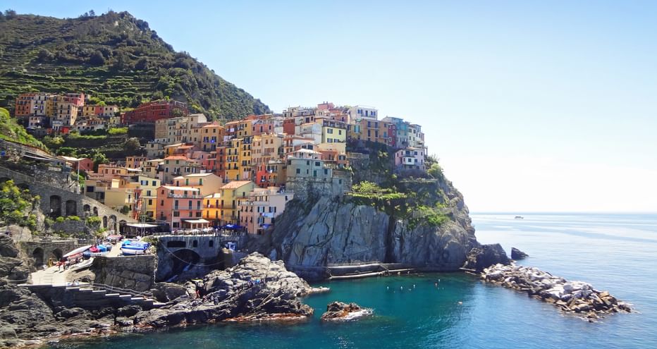 Die bunten Häuser von Manarola in einer felsigen Bucht