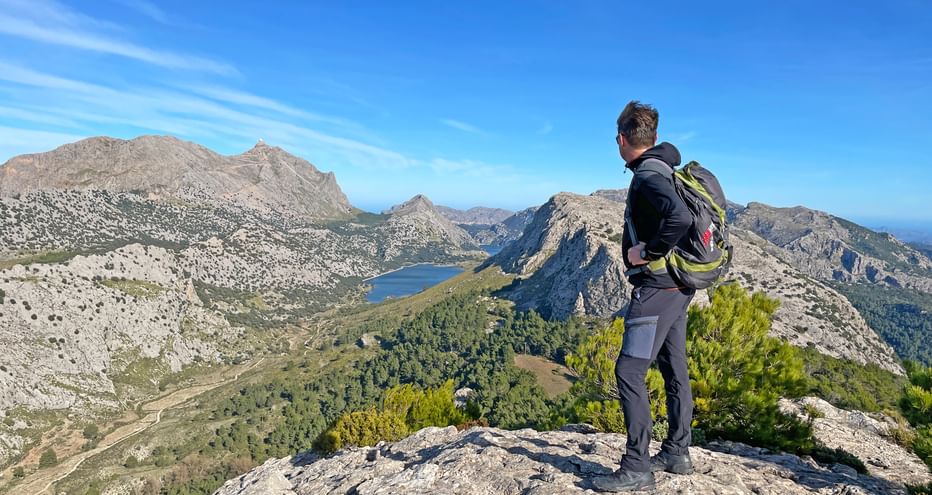 Hikers on the Ofre Pass near Soler with a view of the Cúber reservoir