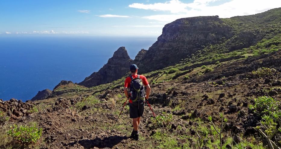 Wanderer mit Sicht auf Felsformationen und Meer bei der Bucht Las Playas auf der Insel El Hierro