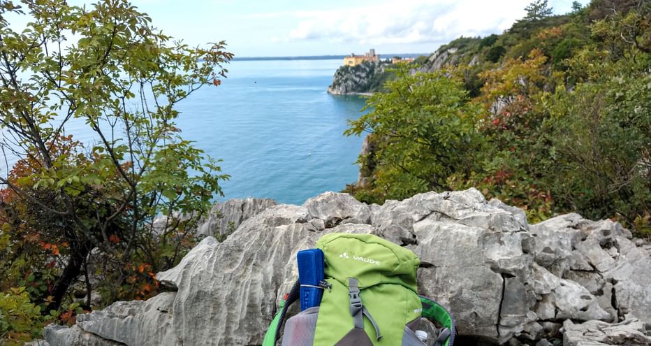 Wanderrast mit Ausblick auf das Meer im Friaul