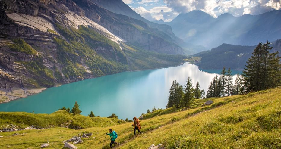 Wanderer am Bergsee Oeschinensee in der Gemeinde Kandersteg