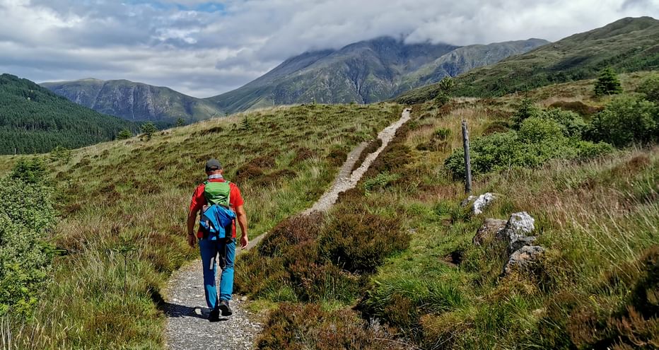 Walker on good paths along the mountains on the stage from Kinlochleven to Fort William