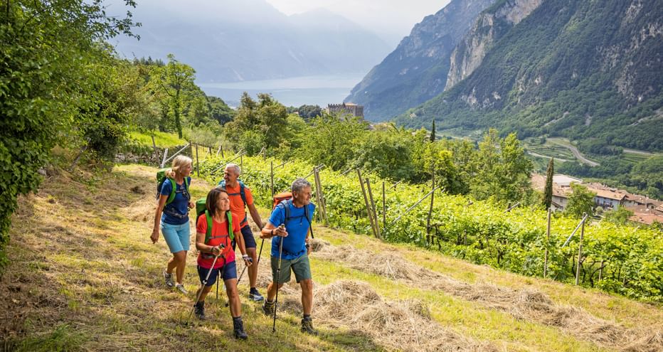 Wandergruppe bei Tenno oberhalb vom Gardasee