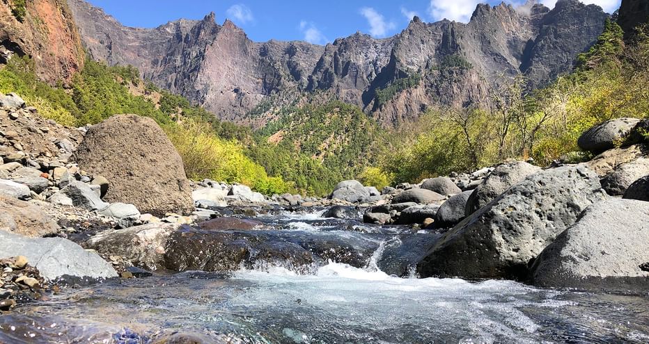 Gebirgsfluss mit Bergpanorama im Hintergrund im Nationalpark Caldera auf La Palma