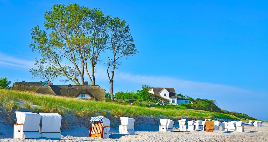 Strand mit Blick Landeinwärts mit Strandkörben und Häusern