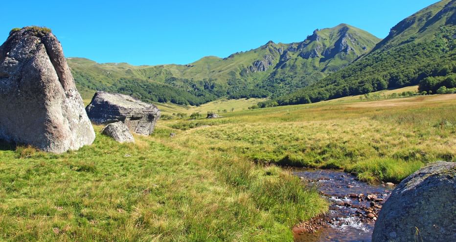Individual rocks next to a small mountain stream on the la Fontaine Salée circular trail