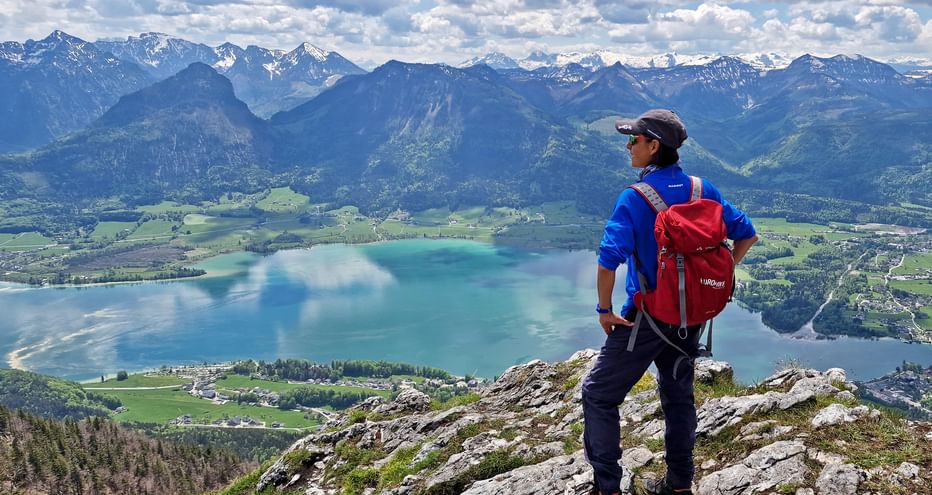 Wolgangsee Panorama mit Wanderin im Vordergrund