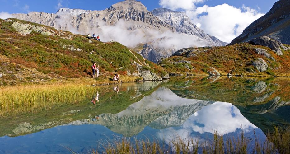 Wanderpause mit Blick auf den Fuorcla See und Bergpanorama im Hintergrund