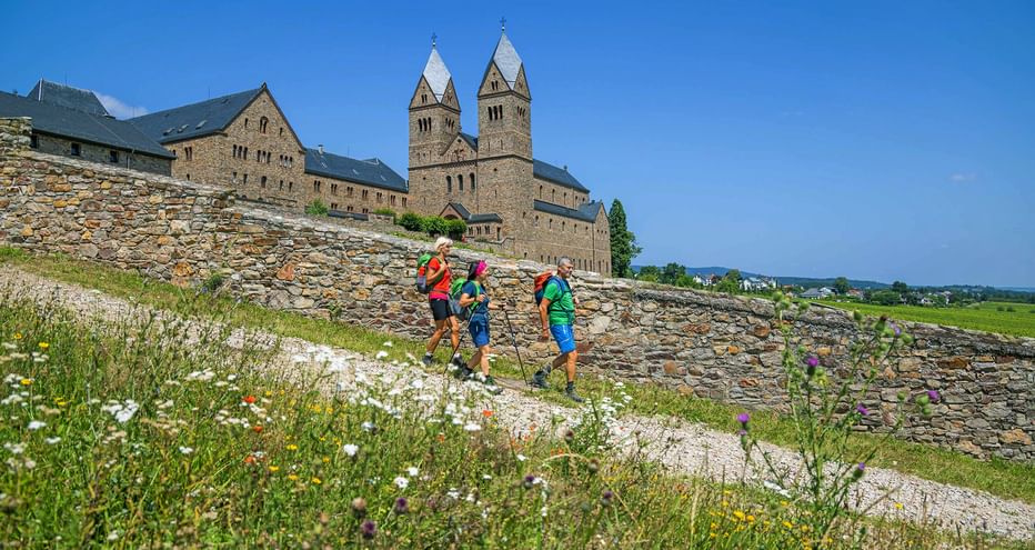 Hikers in front of the Hildegard of Bingen Monastery