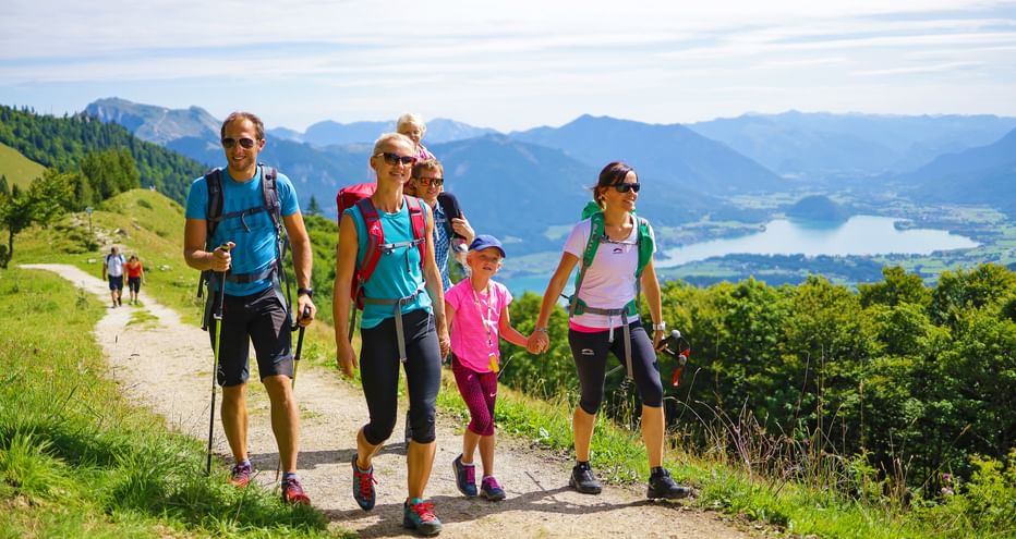Family hike with Lake Wolfgang and mountain panorama in the background