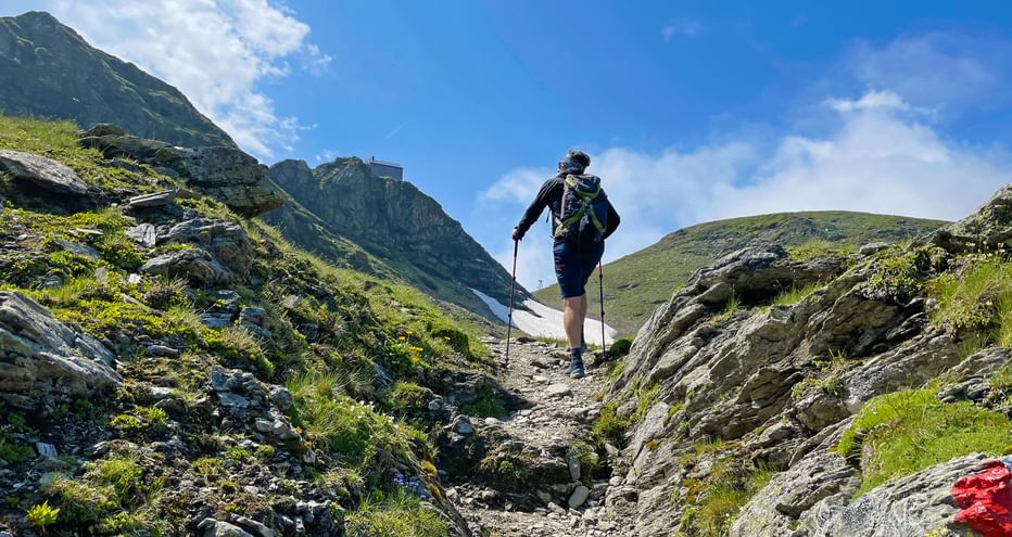 Hikers in front of Hagener Hütte in the Gasteinertal