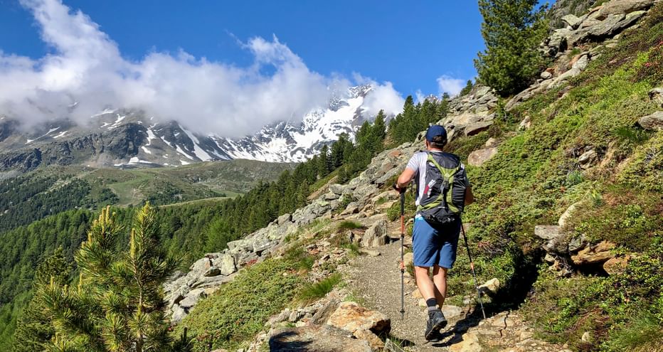 Ein Wanderer am Meraner Höhenweg im Schnalstal