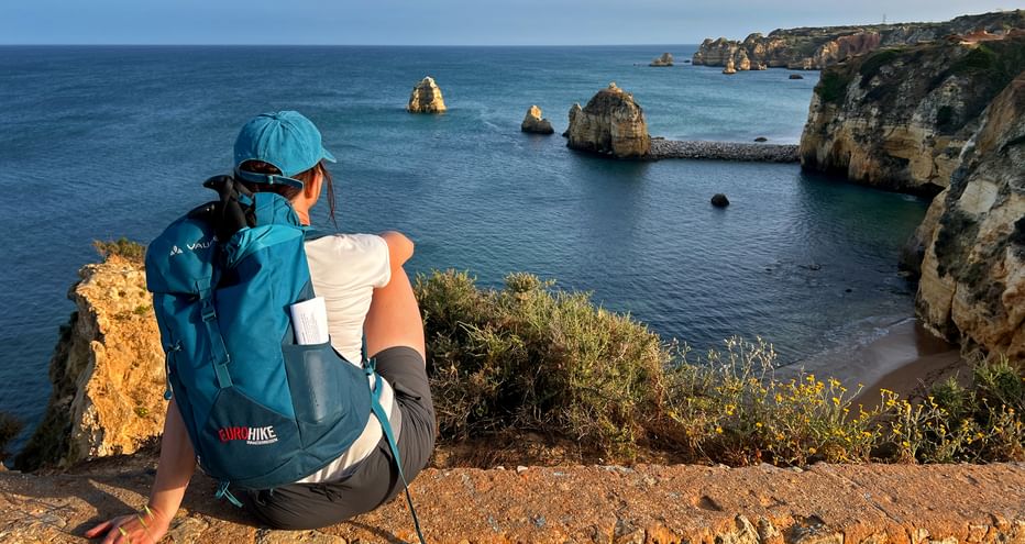 Wanderin genießt entspannt den weiten Meerblick