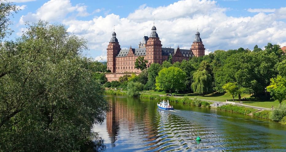Schloss Johannisburg von der Flussseite mit kleinem Schiff
