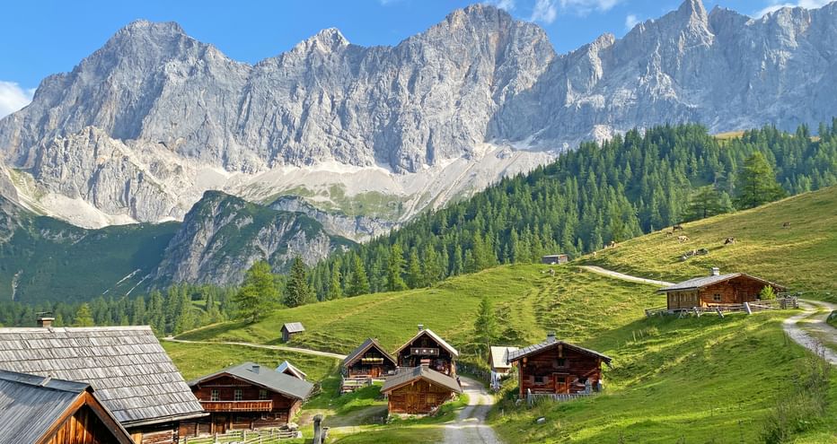 Panoramablick auf die Neustattalm bei Ramsau am Dachstein