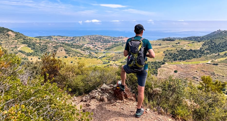 Wanderer mit Blick auf die Coll de la Serra