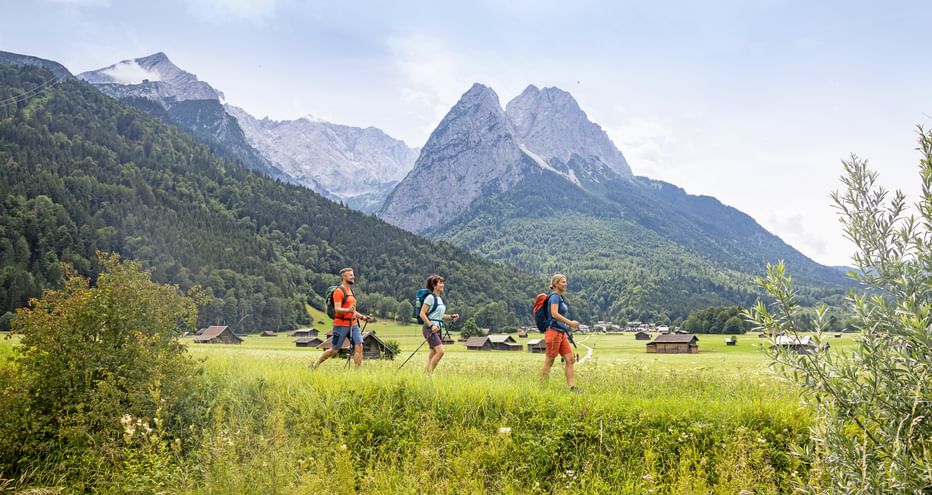 Wandergruppe vor dem Zugspitzmassiv