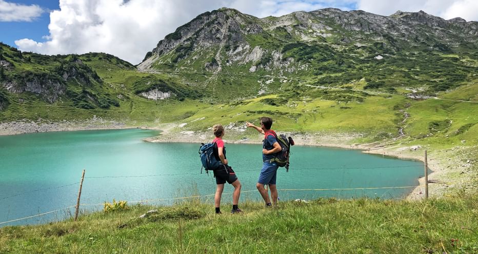 Zwei Wanderer am Formarinsee