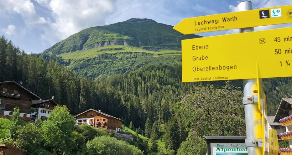 Wegweiser am Lechweg mit Berg im Hintergrund