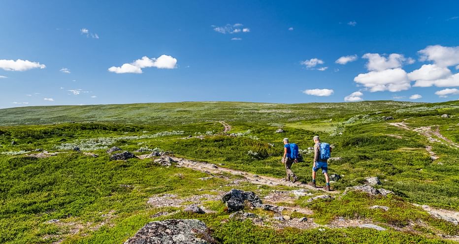 Zwei Wanderer auf dem Wanderweg durch das schöne Funasfjaellen