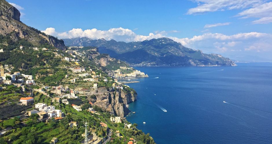 Blick auf die bewohnte Felsküste am Meer in Amalfi