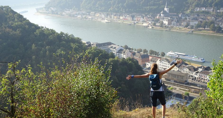 Wanderin mit Aussicht auf den Rhein