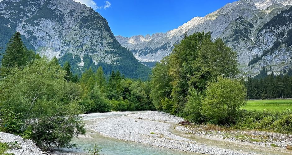 Glasklare Leutschacher Ache, gesäumt von Bäumen