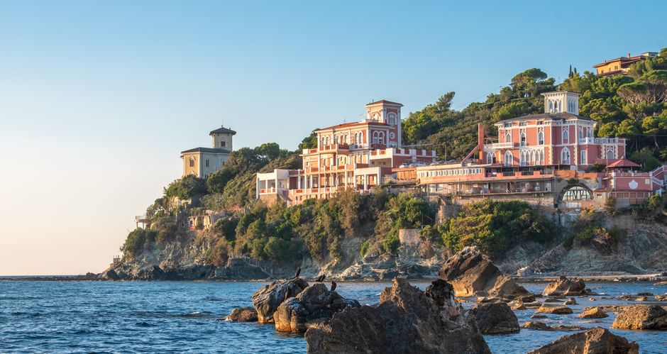 Blick auf Castiglioncello im Küste im Vordergrund