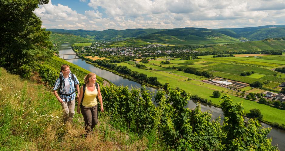 2 hikers on the Brauneberg above the Moselle with panoramic view