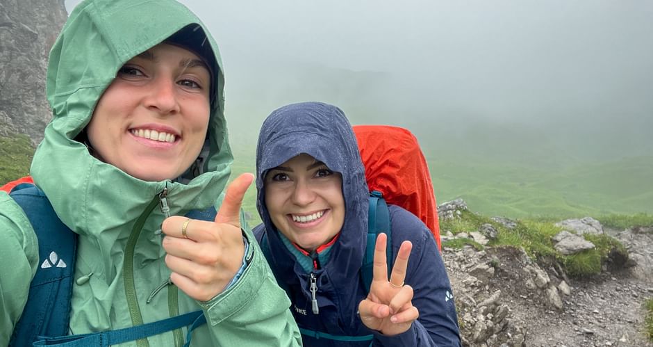 Wanderinnen am Maedelejoch Alpenueberquerung E5