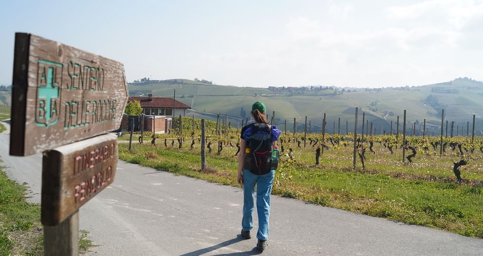 Wanderweg nahe Alba Wanderin am Weg nach Alba
