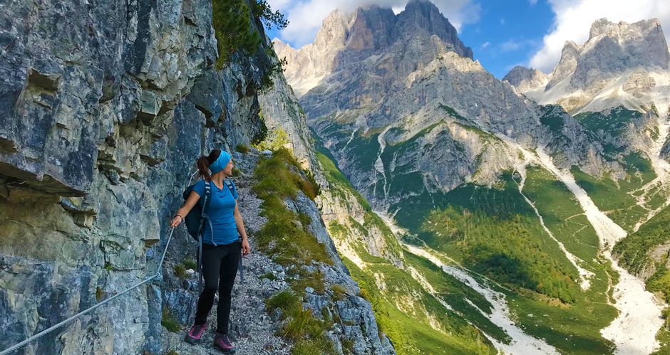 Wanderin am Wanderpfad durch die imposanten Brenta Dolomiten