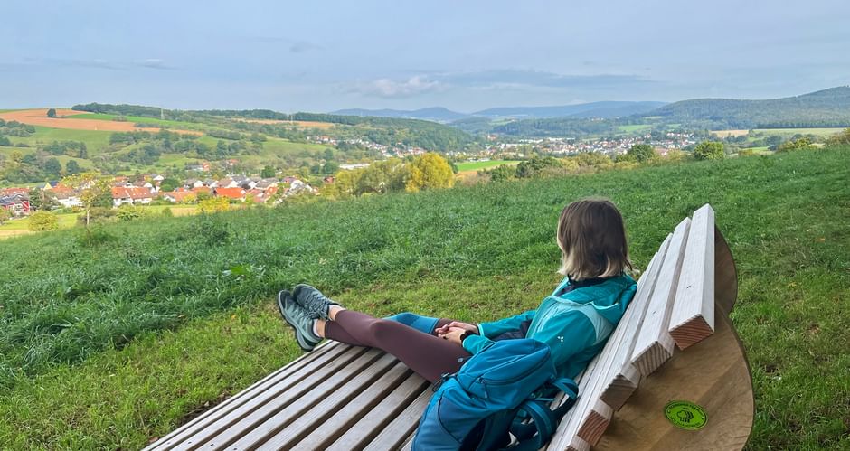 Panoramaliege mit Blick auf umliegende Hügel