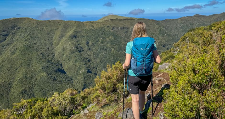 Wanderer pausiert auf Wanderpfad auf Madeira