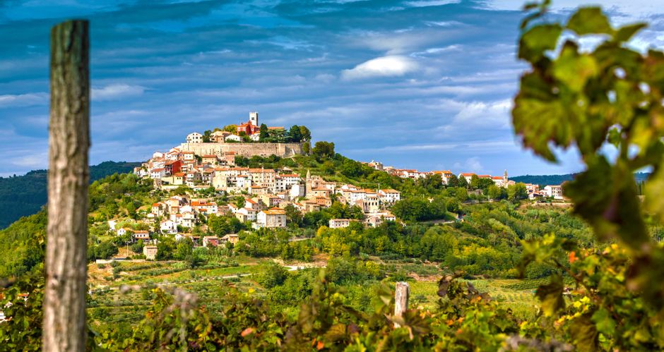 Blick auf die Stadt Motovun, die auf einem steilen, isolierten Hügel über dem Tal der Mirna liegt