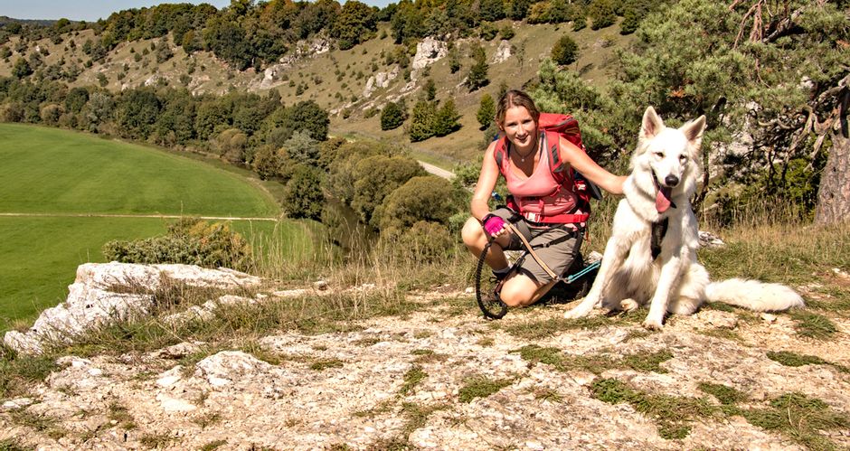 Maddie Pagenkemper mit ihrem Hund am Altmühltal-Panoramaweg