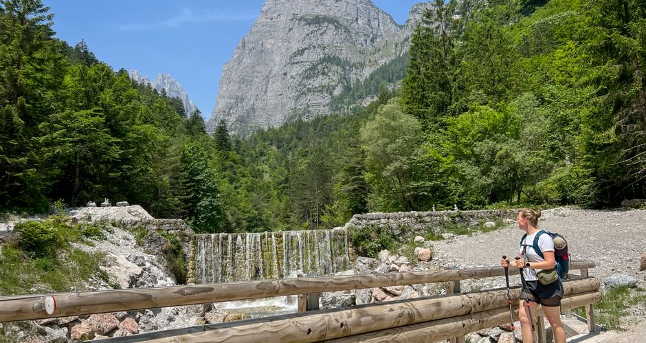 Wanderin am Fluss Rio Masso via Lungolado