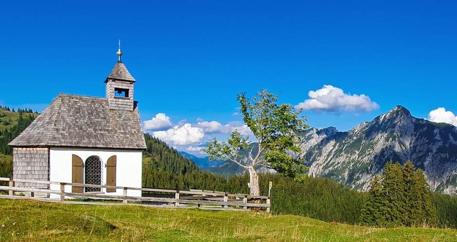 Postalmkapelle mit Blick auf den Rinnkogel