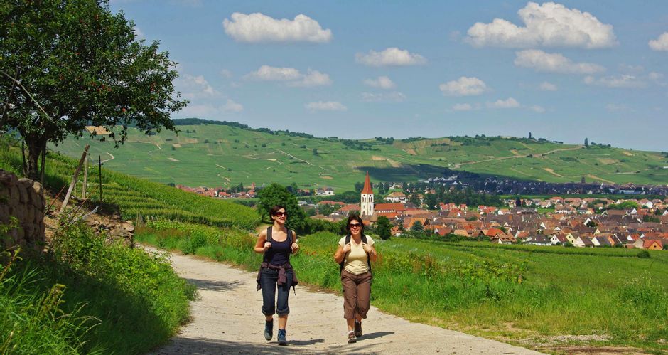 Zwei Wanderinen in den Mittelvogesen bei den Weinbergen von Ammerschwihr