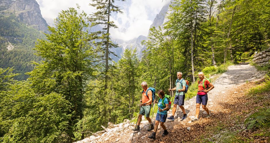 Wanderer erwandern die beeindruckenden Brenta Dolomiten